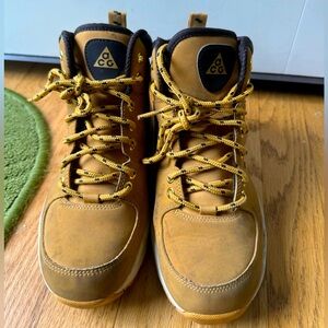 Nike ACG boot